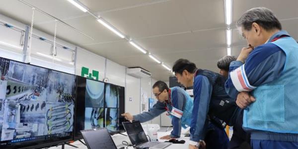 一个机器人重新开始任务，从受损的福岛反应堆中取出一块熔化的燃料