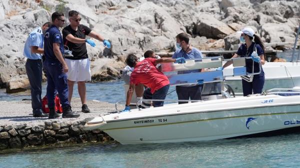 Pic: Yui Mok/PA</p>

<p>　　Emergency services lifting an empty stretcher off a boat at Agia Marina in Symi, Greece, wher<em></em>e a body has been discovered