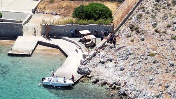 Pic: Reuters</p>

<p>　　A drone view shows rescuers transfering the body of British TV presenter Michael Mosley, which was found after he had been missing, on the southeastern Aegean Sea island of Symi, Greece, June 9, 2024. REUTERS/Panormitis Chatzigiannakis BEST QUALITY AVAILABLE