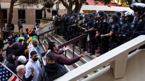 执法部门在加州大学欧文分校(UC Irvine)清理营地时拘留了至少12名抗议者