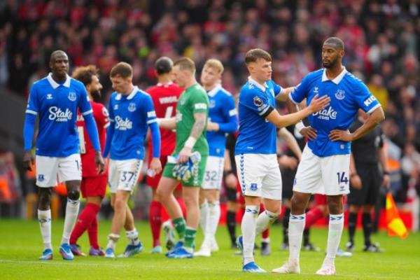 Everton players react to their loss against Liverpool