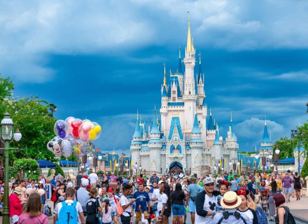 Crowd of people at the Cinderella Castle in Walt Disney World