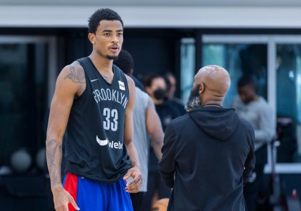 Jacque Vaughn (left) talks with Nic Claxton during the Nets' training camp practice.
