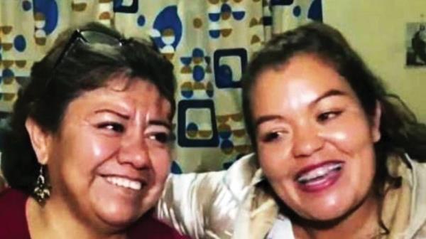 Lorena Ramirez, left, and daughter Juana, now Rocío Martínez.</p>

<p>　　