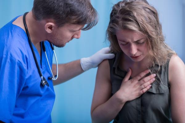 doctor examines woman with breathing problems