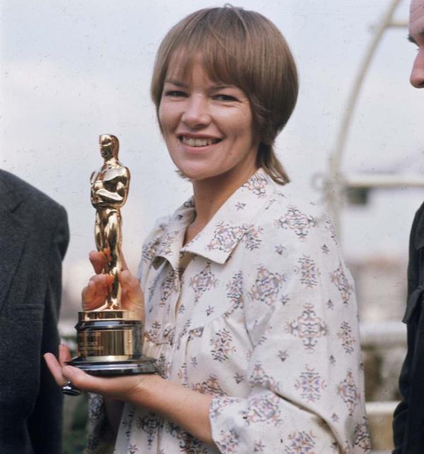 Jackson holding the Oscar which she won for her role as Gudrun in 