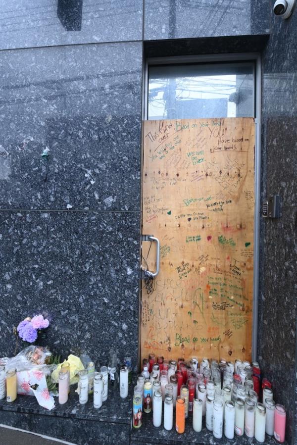 A makeshift memorial outside Dolaj Astoria club on 49th St. wher<em></em>e Stephanie Quino<em></em>nes died after nobody called 911.