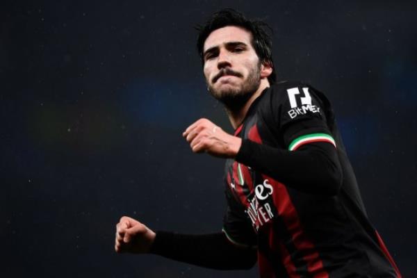Sandro To<em></em>nali of AC Milan celebrates at the end of the UEFA