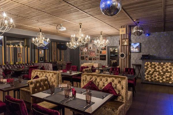 Ho<em></em>ney karaoke club's interior 