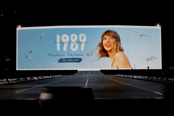 TAYLOR SWIFT