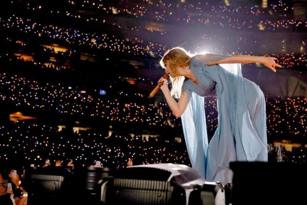 TAYLOR SWIFT