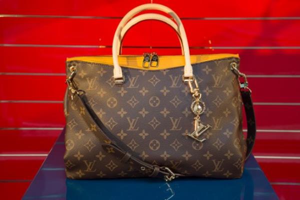 UK - Lo<em></em>ndon - Shop window of Louis Vuitton store