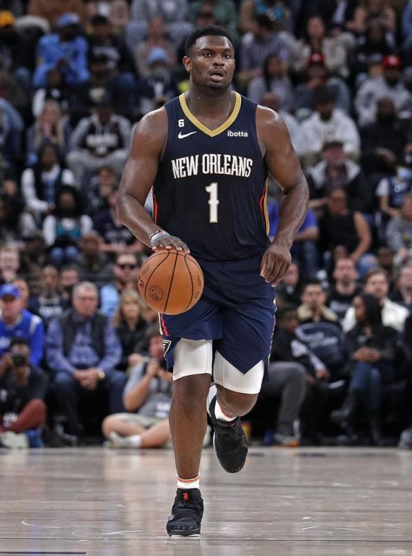Zion Williamson #1 of the New Orleans Pelicans brings the ball up court during the game against the Memphis Grizzlies at FedExForum on December 31, 2022 in Memphis, Tennessee. 