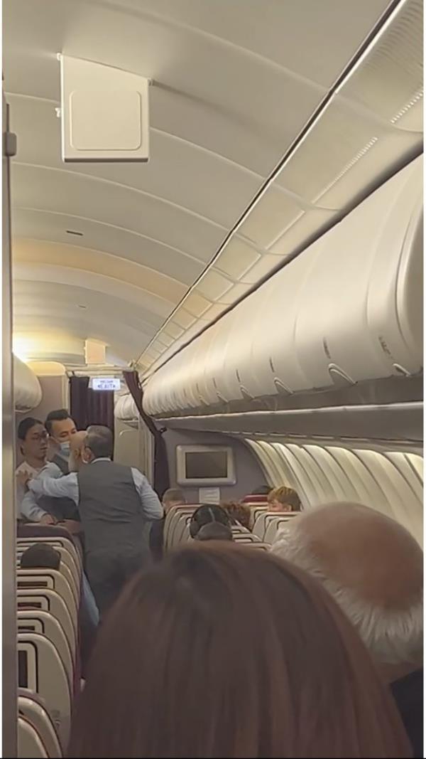 马来西亚航空公司一名扰乱秩序的乘客被指控在飞行中威胁要炸毁飞机