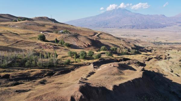 The Durupinar site is 18 miles south of the Greater Mount Ararat summit, which the Book of Genesis states is wher<em></em>e the ark came to rest on the seventh mo<em></em>nth and seventeenth day.
