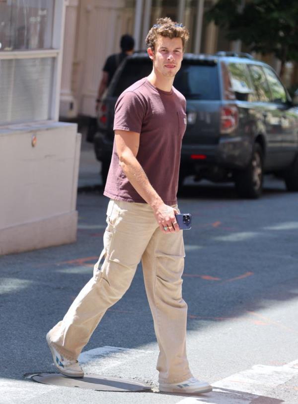 Singer Shawn Mendes shopping in Soho, New York City, NY, USA on May 26, 2023.</p>

<p>　　