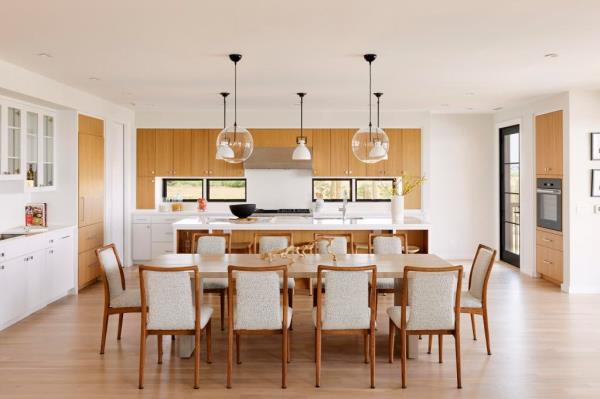 A dining area stands next to the kitchen.