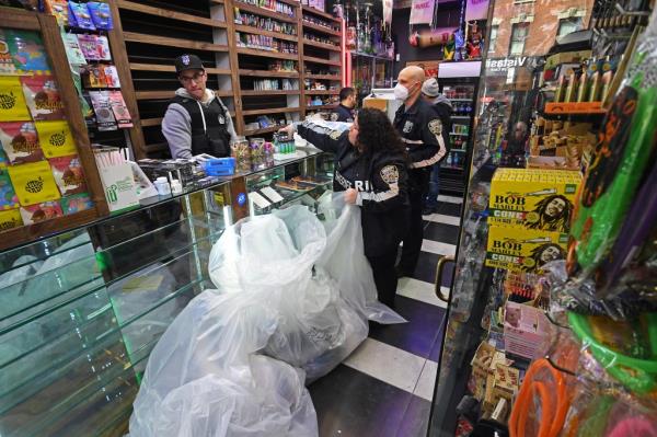 Twenty-two of the illicit shops busted were in Manhattan, upstate Binghamton, Endicott, and Conklin.</p>

<p>　　