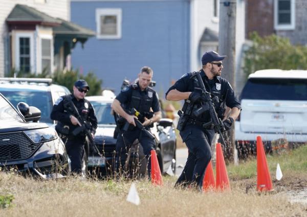 Members of law enforcement arrive at a farm, as the search for the suspect in the deadly mass shootings in Lewiston continues, in Lisbon Falls, Maine, U.S. October 27, 2023. REUTERS/Kevin Lamarque</p>

<p>　　