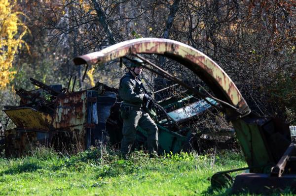MONMOUTH, MAINE - OCTOBER 27: Law enforcement officials co<em></em>nduct a manhunt for suspect Robert Card following a mass shooting on October 27, 2023 in Monmouth, Maine. Police are actively searching for a suspect, Army reservist Robert Card, who allegedly killed 18 people in a mass shooting at a bowling alley and restaurant in Lewiston, Maine. (Photo by Joe Raedle/Getty Images)</p>

<p>　　