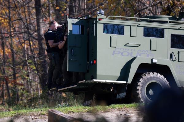 MONMOUTH, MAINE - OCTOBER 27: Law enforcement officials co<em></em>nduct a manhunt for suspect Robert Card following a mass shooting on October 27, 2023 in Monmouth, Maine. Police are actively searching for a suspect, Army reservist Robert Card, who allegedly killed 18 people in a mass shooting at a bowling alley and restaurant in Lewiston, Maine. (Photo by Joe Raedle/Getty Images)</p>

<p>　　
