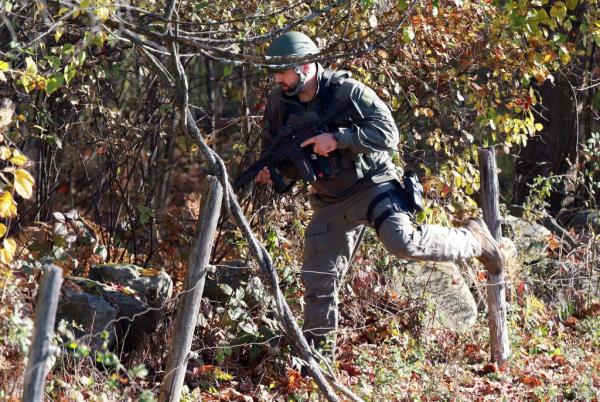 MONMOUTH, MAINE - OCTOBER 27: Law enforcement officials co<em></em>nduct a manhunt for suspect Robert Card following a mass shooting on October 27, 2023 in Monmouth, Maine. Police are actively searching for a suspect, Army reservist Robert Card, who allegedly killed 18 people in a mass shooting at a bowling alley and restaurant in Lewiston, Maine. (Photo by Joe Raedle/Getty Images)</p>

<p>　　