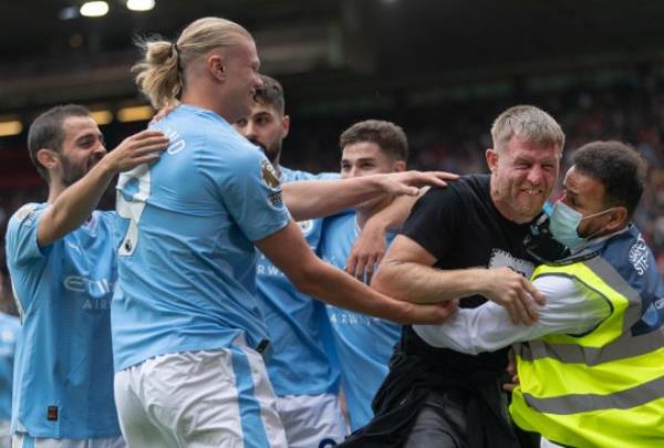 Sheffield United v Manchester City - Premier League a football fan storms the pitch to co<em></em>ngratulate Erling Haaland