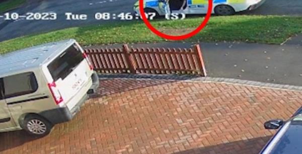 被抓到乱扔垃圾的警察被迫捡起垃圾｜英国新闻