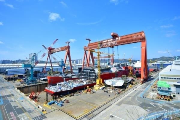 Ships　under　construction　at　HD　Hyundai　Heavy　Industries'　plant　in　Ulsan,　South　Korea　(Courtesy　of　HD　Hyundai　Heavy) 