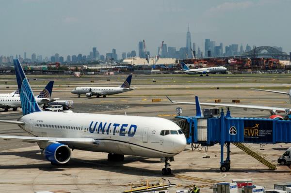 United Airlines plane