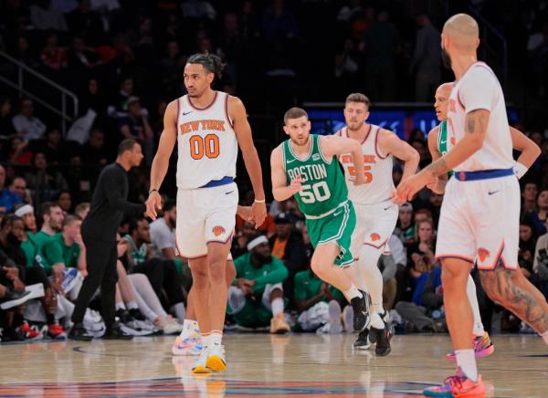 Knicks Jacob Toppin #00 on the court during the fourth quarter