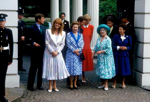 Photo of the royal family. 