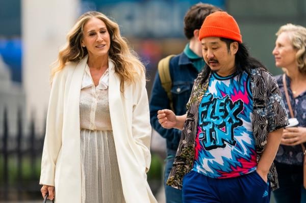 Bobby Lee and Sarah Jessica Parker walk down the street in 