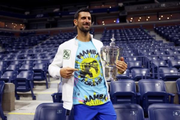 Novak Djokovic in a Kobe Bryant shirt