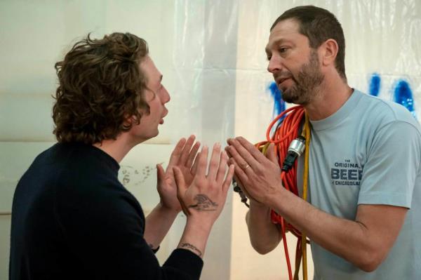 Carmy (Jeremy Allen White) and Richie (Ebon Moss-Bachrach) 