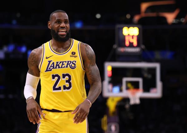 LeBron James struggles in Lakers loss to the the Heat.