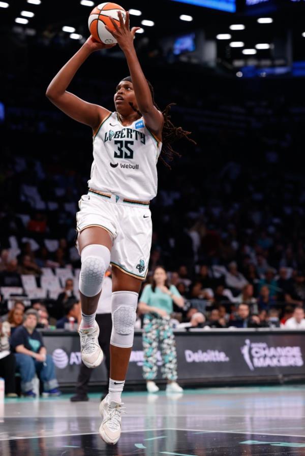 Jo<em></em>nquel Jo<em></em>nes makes basket against the Washington Mystics to co<em></em>ntribute to the Liberty's first playoff win.