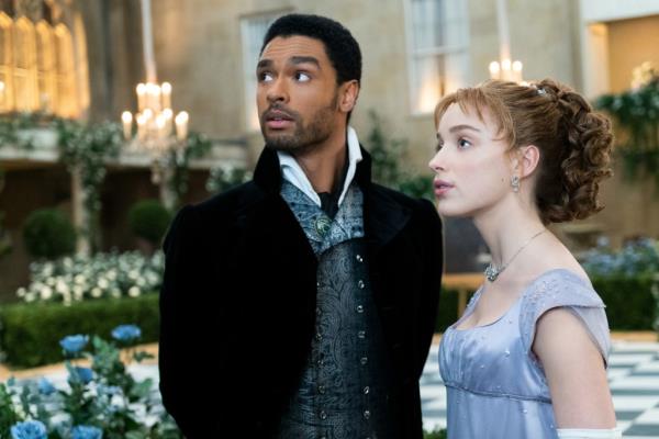  Rege-Jean Page, Phoebe Dynevor in a 