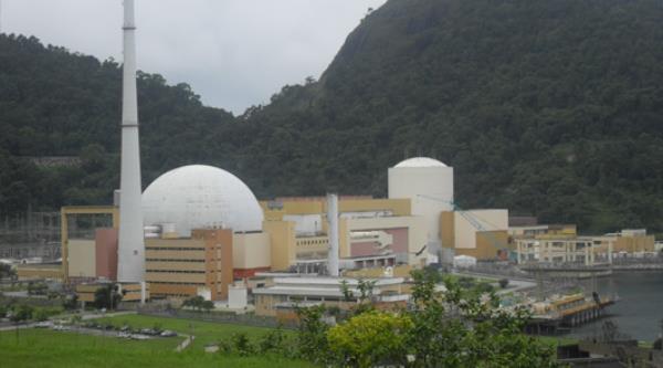 A　nuclear　power　plant　(Courtesy　of　Westinghouse)