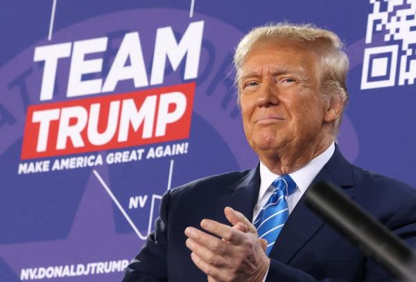 FILE PHOTO: Republican presidential candidate and former U.S. President Do<em></em>nald Trump holds a campaign rally ahead of the Republican caucus in Las Vegas, Nevada, 