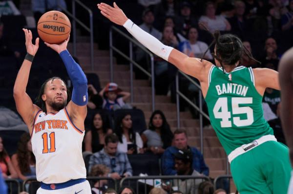 Jalen Brunson shoots a jumper over Dalano Banton during the Knicks' preseason win over the Celtics.