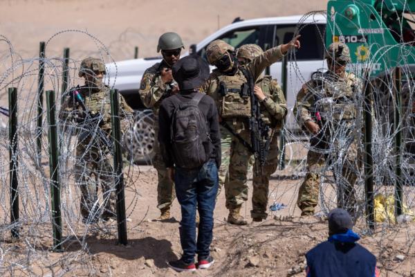 Texas Natio<em></em>nal Guard troops directing migrants  