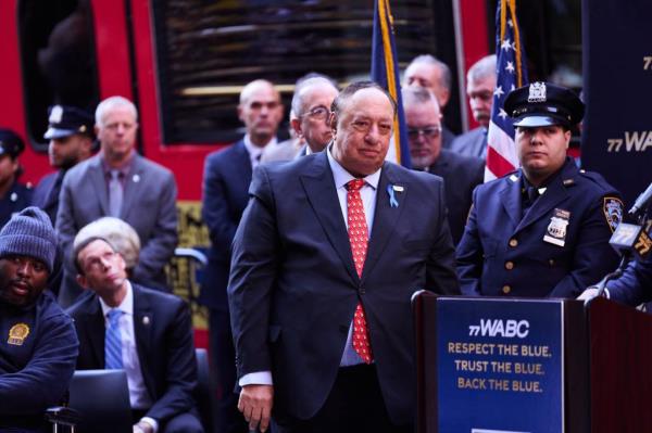 John Catsimatidis addresses the crowd at the annual “Back the Blue” rally in Midtown Manhattan. Dozens attended the event, including the wives and widows of NYPD heroes.</p>

<p>　　