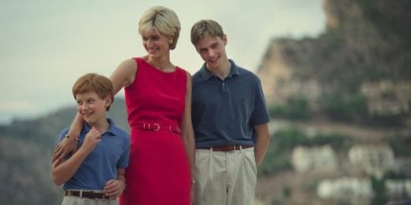 Prince Harry (Fflyn Edwards), Diana, Princess of Wales (Elizabeth Debicki) and Prince William (Rufus Kampa) in The Crown.