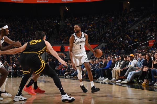 Mikal Bridges dribbles the ball during the game against the Golden State Warriors.