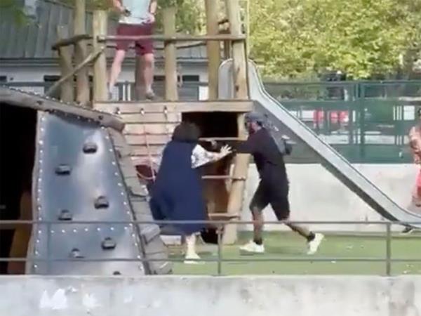 A 90-second clip shared o<em></em>nline shows the knifeman repeatedly running at people in Alps town of Annecy.</p>

<p>　　