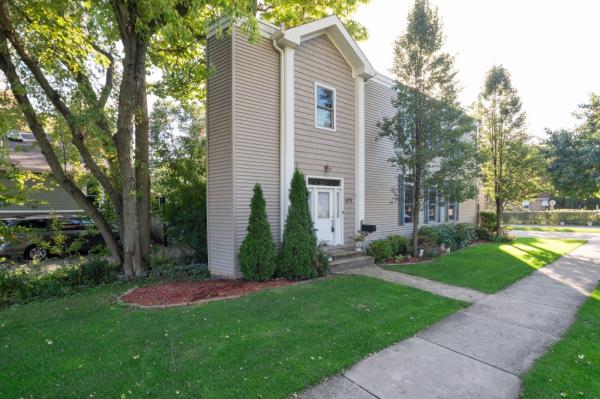 An unusually slim house in Deerfield, Illinois has been called the 