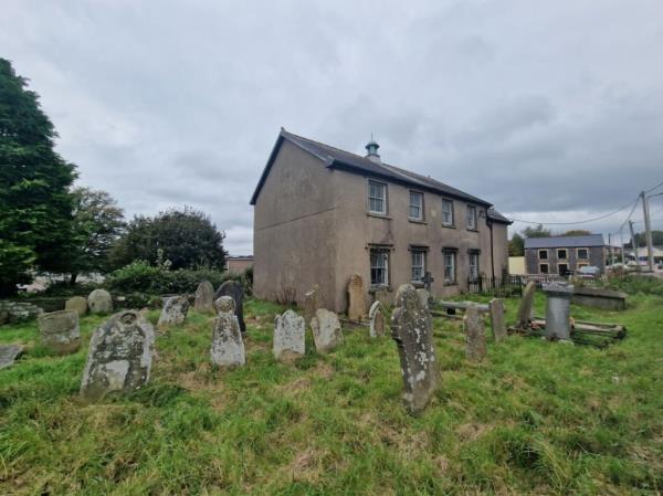 A house is for sale in the middle of a cemetery in Rho<em></em>ndda Cynon Taff, Wales.