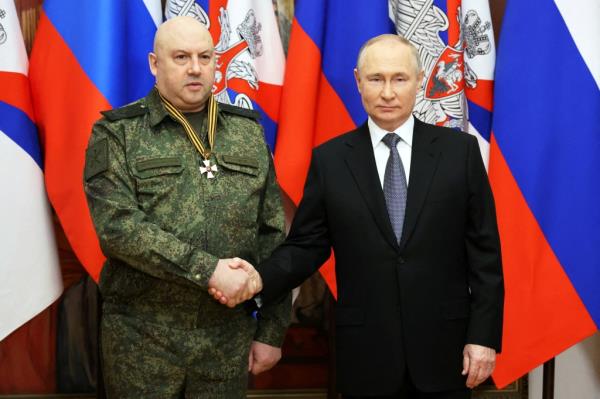 Picture of Putin shaking hands with Russian General Sergei Surovikin.