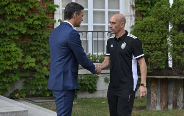 Spanish PM Sanchez receives world champion Spanish team
